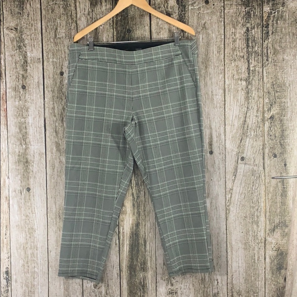 Vera Wang Plaid Capri Pants, 16